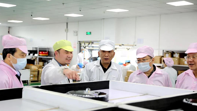 省人大常委會委員、省人大財政經(jīng)濟(jì)委員會主任委員張亦賢一行調(diào)研炬神電子